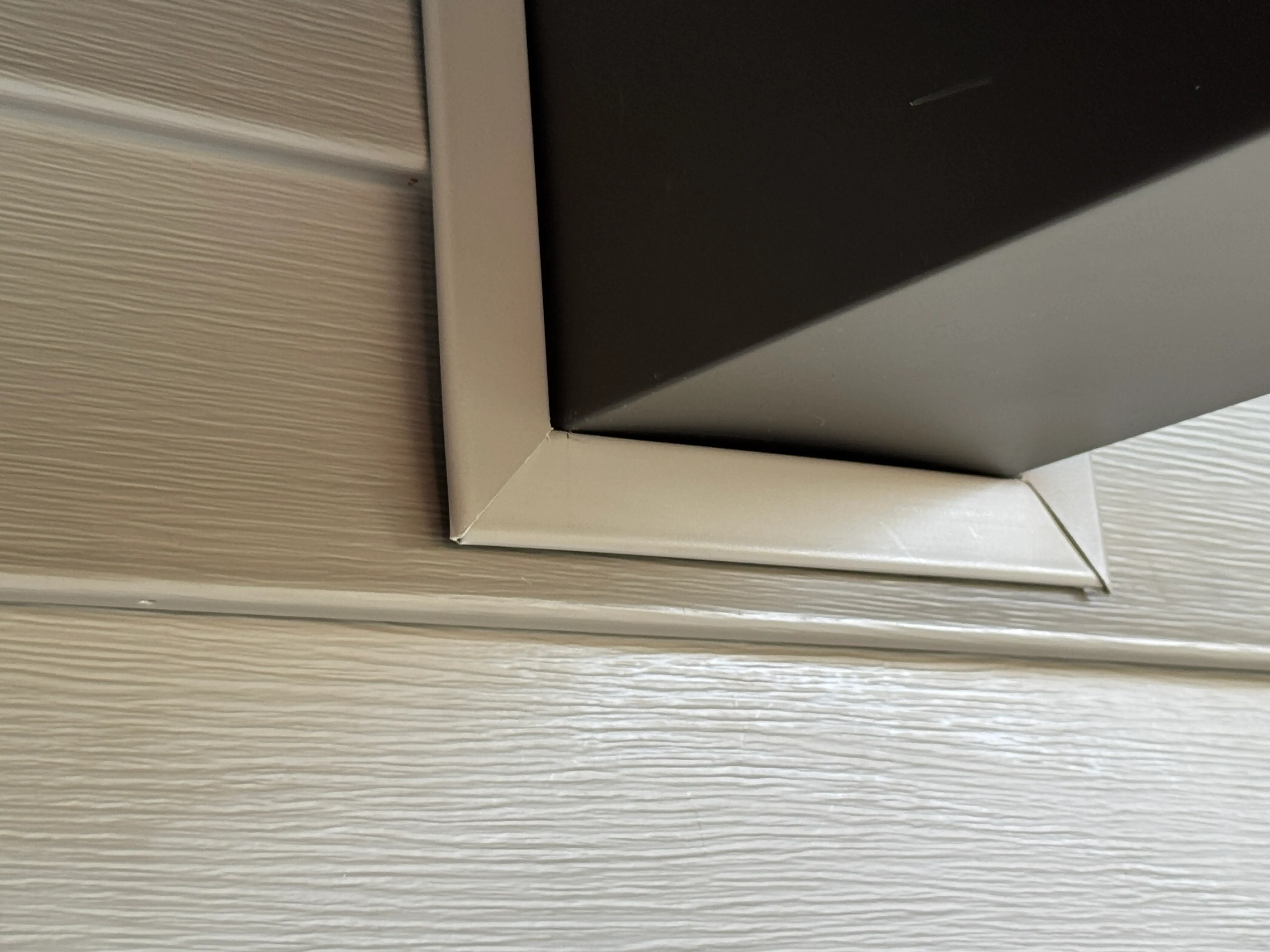 Structural wood boards and white vinyl soffit pane diagnostics